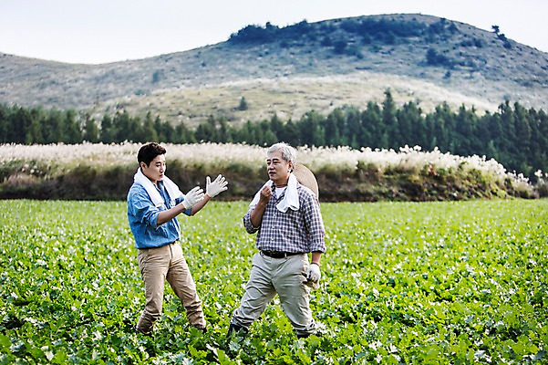 포토 JPG 주간 전신 남자 행복 아들 50대 가족 한국 작업복 서기 사람 풍경 손짓 성인 야외 두명 앞모습 30대 부모 수건 제주도 새싹 농사 기쁨 한국인 자녀 체험 아빠 무 즐거움 밀짚모자 귀농 무밭 밭농사 부자지간 성인남자만 소상공인 국내포토 자연요소 식물 직업 모자_잡화 옷 감정 아시아 뷰포인트 중년 컨셉 밭 농업 관계 모션 뿌리채소 동양인 장년 경제 위생용품 상인 남자만 성인만 파일형식