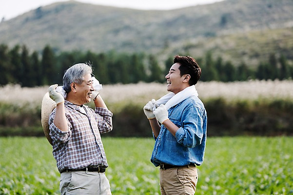 포토 JPG 주간 남자 행복 아들 50대 가족 한국 작업복 서기 웃음 사람 상반신 성인 야외 두명 옆모습 30대 부모 수건 제주도 마주보기 새싹 농사 기쁨 한국인 자녀 체험 아빠 무 즐거움 밀짚모자 귀농 무밭 밭농사 부자지간 성인남자만 소상공인 국내포토 자연요소 식물 직업 모자_잡화 옷 감정 아시아 뷰포인트 중년 컨셉 밭 농업 관계 모션 뿌리채소 표정 동양인 장년 경제 위생용품 상인 남자만 성인만 파일형식
