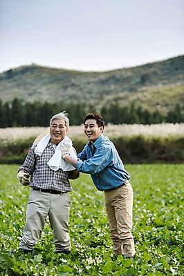 포토 JPG 주간 남자 행복 아들 50대 가족 한국 작업복 서기 미소 사람 상반신 성인 야외 두명 앞모습 30대 부모 수건 제주도 새싹 농사 기쁨 한국인 자녀 체험 아빠 무 즐거움 밀짚모자 귀농 무밭 밭농사 부자지간 성인남자만 소상공인 국내포토 자연요소 식물 직업 모자_잡화 옷 감정 아시아 뷰포인트 중년 컨셉 밭 농업 관계 모션 뿌리채소 표정 동양인 장년 경제 위생용품 상인 남자만 성인만 파일형식