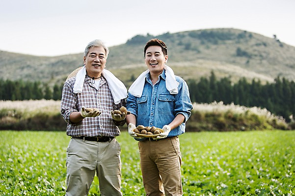 포토 JPG 주간 남자 행복 아들 50대 가족 감자 한국 작업복 서기 미소 들기 사람 상반신 성인 야외 두명 앞모습 30대 부모 수건 제주도 바구니 새싹 농사 기쁨 한국인 자녀 체험 아빠 무 즐거움 귀농 무밭 밭농사 부자지간 성인남자만 소상공인 국내포토 자연요소 식물 직업 옷 감정 아시아 뷰포인트 중년 컨셉 밭 농업 채소 관계 모션 뿌리채소 표정 동양인 장년 경제 위생용품 상인 남자만 성인만 파일형식