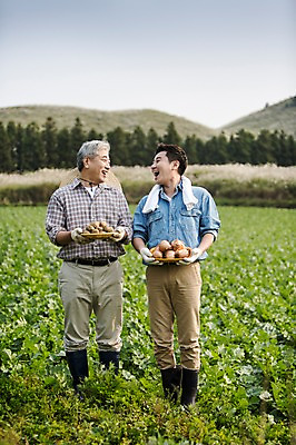 포토 JPG 주간 전신 남자 행복 아들 50대 가족 양파 감자 한국 작업복 서기 미소 들기 사람 성인 야외 두명 앞모습 30대 부모 수건 제주도 바구니 새싹 농사 기쁨 한국인 자녀 체험 아빠 무 즐거움 밀짚모자 귀농 무밭 밭농사 부자지간 성인남자만 소상공인 국내포토 자연요소 식물 직업 모자_잡화 옷 감정 아시아 뷰포인트 중년 컨셉 밭 농업 채소 관계 모션 뿌리채소 표정 동양인 장년 경제 위생용품 상인 남자만 성인만 파일형식