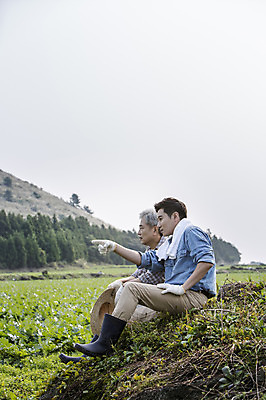 포토 JPG 주간 전신 남자 행복 아들 50대 가족 휴식 한국 작업복 대화 사람 앉기 성인 야외 두명 옆모습 30대 부모 제주도 농사 기쁨 한국인 자녀 가리킴 아빠 무 언덕 즐거움 귀농 무밭 밭농사 부자지간 성인남자만 소상공인 국내포토 자연요소 직업 옷 감정 아시아 뷰포인트 중년 컨셉 밭 농업 관계 모션 뿌리채소 말하기 동양인 손짓 장년 경제 상인 남자만 성인만 파일형식
