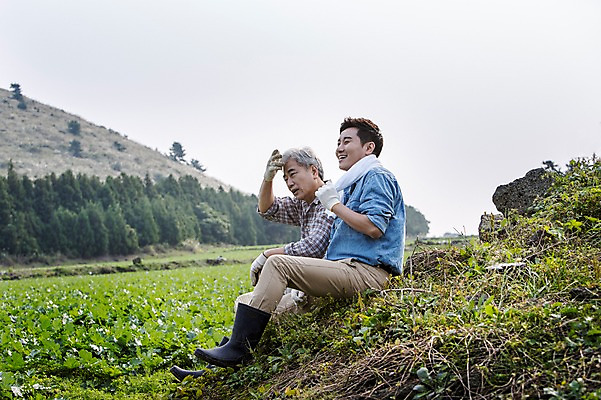 포토 JPG 주간 전신 남자 행복 아들 50대 가족 휴식 한국 작업복 미소 사람 앉기 성인 야외 두명 옆모습 30대 부모 수건 제주도 농사 기쁨 한국인 자녀 아빠 무 언덕 즐거움 귀농 무밭 밭농사 부자지간 성인남자만 소상공인 국내포토 자연요소 직업 옷 감정 아시아 뷰포인트 중년 컨셉 밭 농업 관계 모션 뿌리채소 표정 동양인 장년 경제 위생용품 상인 남자만 성인만 파일형식