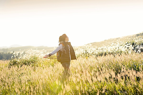 포토 JPG 주간 여자 여유 여행 팔벌리기 휴식 한국 한명 서기 사람 상반신 20대 성인 야외 옆모습 햇빛 제주도 등산 트래킹 한국인 자유 상쾌 억새 오름 성인여자한명만 국내포토 자연요소 식물 1 감정 아시아 뷰포인트 컨셉 모션 레저 동양인 청년 태양 여자한명만 성인여자만 파일형식