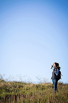 포토 JPG 주간 여자 여유 여행 배낭 하늘 휴식 한국 한명 서기 사람 상반신 20대 성인 야외 옆모습 제주도 등산 트래킹 한국인 자유 상쾌 억새 오름 성인여자한명만 국내포토 자연요소 식물 1 감정 아시아 뷰포인트 컨셉 가방 모션 레저 동양인 청년 여자한명만 성인여자만 파일형식