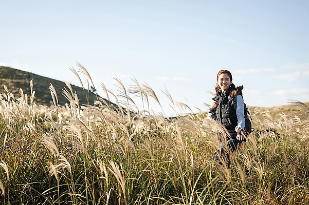 포토 JPG 주간 여자 여유 여행 휴식 한국 한명 서기 미소 사람 상반신 20대 성인 야외 앞모습 제주도 등산 트래킹 한국인 자유 상쾌 억새 오름 성인여자한명만 국내포토 자연요소 식물 1 감정 아시아 뷰포인트 컨셉 모션 레저 표정 동양인 청년 여자한명만 성인여자만 파일형식