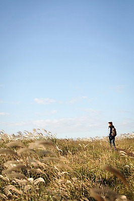 포토 JPG 주간 여자 여유 여행 배낭 하늘 휴식 한국 한명 서기 사람 상반신 20대 성인 야외 뒷모습 제주도 등산 트래킹 한국인 자유 상쾌 억새 오름 성인여자한명만 국내포토 자연요소 식물 1 감정 아시아 뷰포인트 컨셉 가방 모션 레저 동양인 청년 여자한명만 성인여자만 파일형식