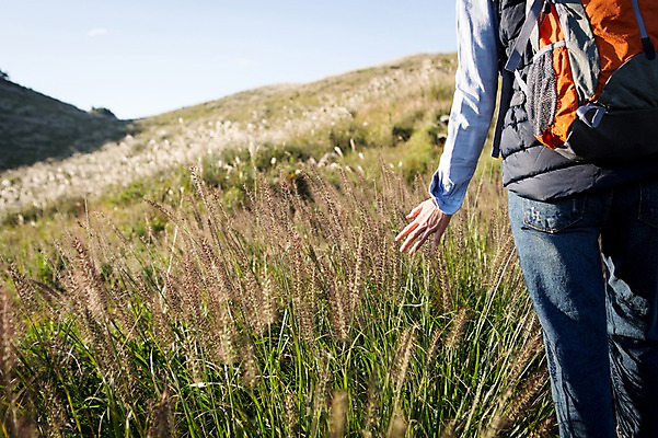 포토 JPG 주간 여자 여유 여행 배낭 휴식 한국 한명 서기 사람 20대 성인 야외 뒷모습 제주도 등산 트래킹 한국인 자유 하반신 상쾌 억새 오름 성인여자한명만 국내포토 자연요소 식물 1 감정 아시아 뷰포인트 컨셉 가방 모션 레저 동양인 청년 여자한명만 성인여자만 파일형식
