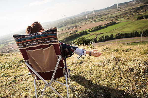 포토 JPG 주간 여자 여유 여행 의자 휴식 한국 한명 사람 앉기 풍경 상반신 20대 성인 야외 뒷모습 제주도 트래킹 한국인 자유 상쾌 오름 팔 성인여자한명만 국내포토 자연요소 1 감정 아시아 뷰포인트 가구 컨셉 모션 레저 동양인 청년 신체부위 여자한명만 성인여자만 파일형식