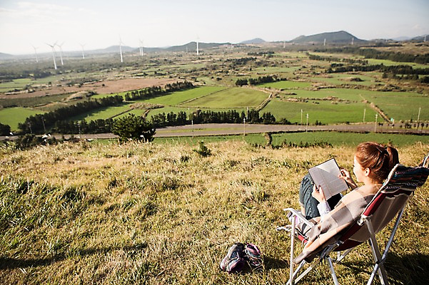 포토 JPG 주간 전신 여자 여유 여행 의자 휴식 한국 한명 들기 사람 앉기 20대 성인 야외 옆모습 책 독서 제주도 트래킹 한국인 자유 상쾌 오름 성인여자한명만 국내포토 자연요소 1 감정 아시아 뷰포인트 가구 컨셉 모션 레저 동양인 청년 여자한명만 성인여자만 파일형식