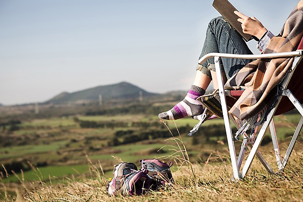 포토 JPG 주간 여자 여유 여행 신발 의자 휴식 한국 한명 들기 사람 앉기 풍경 20대 성인 야외 옆모습 책 독서 제주도 트래킹 한국인 자유 하반신 상쾌 오름 성인여자한명만 국내포토 자연요소 1 감정 아시아 뷰포인트 가구 컨셉 모션 레저 동양인 청년 여자한명만 성인여자만 파일형식