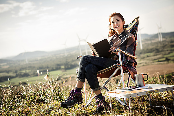 포토 JPG 주간 전신 여자 여유 여행 의자 탁자 휴식 한국 한명 미소 들기 사람 앉기 20대 성인 야외 옆모습 책 컵 독서 제주도 등산 트래킹 한국인 자유 상쾌 오름 성인여자한명만 국내포토 자연요소 1 식기 감정 아시아 뷰포인트 가구 컨셉 모션 레저 표정 동양인 청년 여자한명만 성인여자만 파일형식