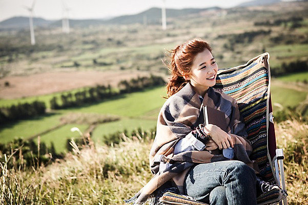 포토 JPG 주간 여자 여유 여행 의자 휴식 한국 한명 들기 사람 앉기 풍경 상반신 20대 성인 야외 앞모습 책 독서 제주도 등산 트래킹 한국인 자유 담요 상쾌 오름 성인여자한명만 국내포토 자연요소 1 감정 아시아 뷰포인트 가구 컨셉 모션 레저 동양인 청년 여자한명만 성인여자만 파일형식