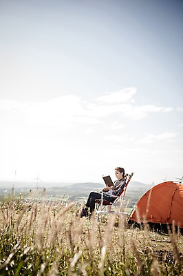 포토 JPG 주간 전신 여자 여유 여행 의자 하늘 휴식 한국 텐트 한명 들기 사람 앉기 20대 성인 야외 옆모습 책 독서 제주도 등산 트래킹 한국인 자유 상쾌 억새 오름 안식처 성인여자한명만 국내포토 자연요소 식물 1 감정 아시아 뷰포인트 가구 컨셉 모션 레저 캠핑도구 동양인 청년 여자한명만 성인여자만 파일형식