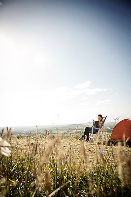 포토 JPG 주간 전신 여자 여유 여행 하늘 휴식 한국 텐트 한명 들기 사람 앉기 20대 성인 야외 옆모습 책 독서 제주도 등산 트래킹 한국인 자유 상쾌 억새 오름 성인여자한명만 국내포토 자연요소 식물 1 감정 아시아 뷰포인트 컨셉 모션 레저 캠핑도구 동양인 청년 여자한명만 성인여자만 파일형식