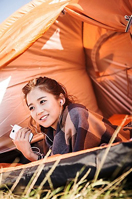 포토 JPG 주간 여자 여유 음악 엎드리기 이어폰 여행 휴식 한국 텐트 한명 미소 사람 상반신 20대 성인 야외 앞모습 스마트폰 제주도 트래킹 듣기 한국인 자유 담요 상쾌 오름 성인여자한명만 국내포토 자연요소 1 감정 아시아 뷰포인트 음향기기 컨셉 모션 레저 문화예술 표정 캠핑도구 동양인 청년 핸드폰 스마트기기 여자한명만 성인여자만 파일형식