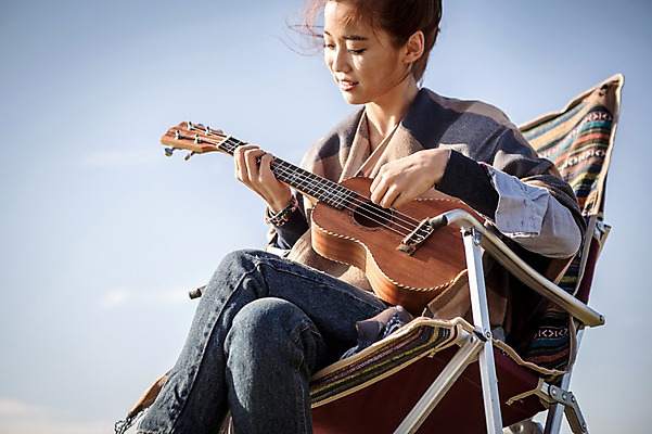 포토 JPG 주간 여자 여유 여행 연주 의자 휴식 한국 한명 미소 들기 사람 앉기 상반신 20대 성인 야외 앞모습 제주도 트래킹 한국인 자유 담요 우쿨렐레 상쾌 오름 성인여자한명만 국내포토 자연요소 1 감정 아시아 음악 뷰포인트 가구 컨셉 모션 현악기 레저 표정 동양인 청년 여자한명만 성인여자만 파일형식