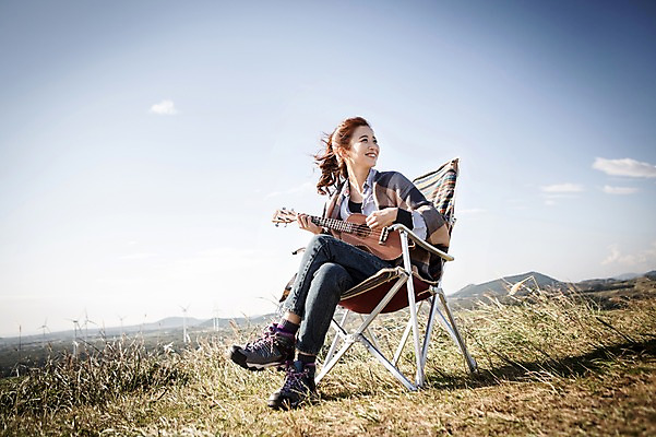 포토 JPG 주간 전신 여자 여유 여행 연주 의자 하늘 휴식 한국 한명 미소 들기 사람 앉기 20대 성인 야외 앞모습 제주도 트래킹 한국인 자유 다리꼬기 우쿨렐레 상쾌 오름 성인여자한명만 국내포토 자연요소 1 감정 아시아 음악 뷰포인트 가구 컨셉 모션 현악기 레저 표정 동양인 청년 여자한명만 성인여자만 파일형식