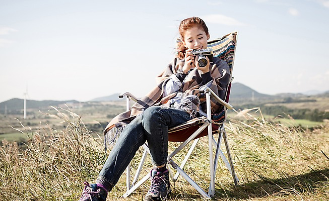 포토 JPG 주간 전신 여자 여유 여행 의자 하늘 휴식 한국 한명 미소 들기 사람 앉기 20대 성인 야외 앞모습 제주도 카메라 트래킹 한국인 자유 상쾌 오름 성인여자한명만 국내포토 자연요소 1 감정 아시아 뷰포인트 가구 컨셉 모션 레저 표정 동양인 청년 전자제품 여자한명만 성인여자만 파일형식