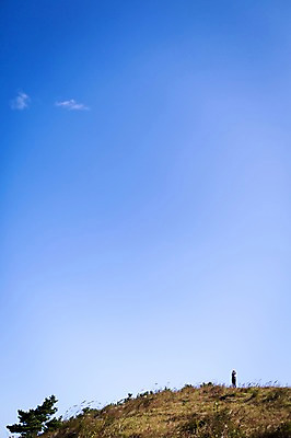 포토 JPG 주간 전신 구름 여자 여유 여행 하늘 휴식 한국 한명 서기 들기 사람 20대 성인 야외 앞모습 제주도 카메라 사진촬영 등산 트래킹 한국인 자유 상쾌 오름 성인여자한명만 국내포토 자연요소 1 감정 아시아 뷰포인트 컨셉 모션 레저 동양인 청년 전자제품 촬영 여자한명만 성인여자만 파일형식