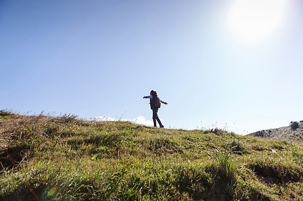 포토 JPG 주간 전신 여자 여유 여행 배낭 팔벌리기 휴식 한국 한명 서기 사람 손짓 20대 성인 야외 뒷모습 햇빛 제주도 등산 트래킹 한국인 자유 풀 상쾌 오름 성인여자한명만 국내포토 자연요소 식물 1 감정 아시아 뷰포인트 컨셉 가방 모션 레저 동양인 청년 태양 여자한명만 성인여자만 파일형식