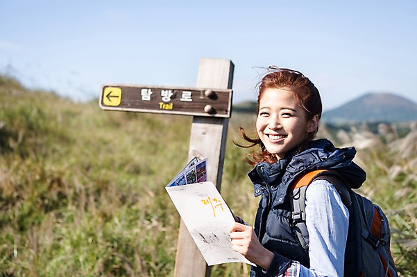 포토 JPG 주간 여자 여유 여행 지도 배낭 휴식 한국 한명 서기 미소 들기 사람 상반신 20대 성인 야외 옆모습 제주도 등산 트래킹 한국인 자유 표지판 풀 상쾌 오름 성인여자한명만 국내포토 자연요소 식물 1 감정 아시아 뷰포인트 컨셉 가방 모션 레저 알림판 표정 동양인 청년 여자한명만 성인여자만 파일형식