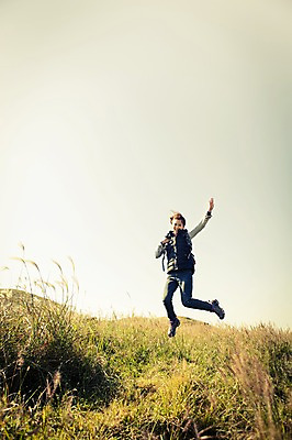 포토 JPG 주간 전신 여자 여유 여행 휴식 한국 한명 들기 사람 20대 성인 야외 앞모습 제주도 손들기 카메라 점프 등산 트래킹 한국인 자유 상쾌 억새 오름 성인여자한명만 국내포토 자연요소 식물 1 감정 아시아 뷰포인트 컨셉 모션 레저 동양인 청년 전자제품 여자한명만 성인여자만 파일형식