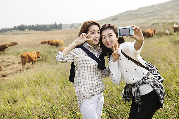 포토 JPG 주간 계절 여자 여유 여행 한국 서기 미소 들기 사람 상반신 20대 성인 야외 두명 앞모습 친구 청춘 제주도 카메라 트래킹 한국인 자유 가을 풀 소 셀프카메라 상쾌 브이 오름 힐링 성인여자만 국내포토 자연요소 식물 감정 아시아 뷰포인트 컨셉 포유류 관계 모션 레저 표정 동양인 손짓 청년 전자제품 사진촬영 여자만 성인만 파일형식