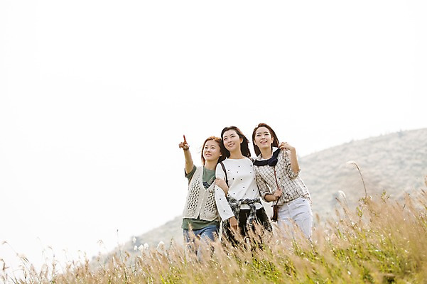 포토 JPG 주간 계절 여자 여유 여행 한국 서기 미소 사람 손짓 상반신 20대 성인 야외 세명 친구 청춘 제주도 트래킹 한국인 자유 가을 가리킴 상쾌 억새 오름 힐링 성인여자만 국내포토 자연요소 식물 감정 아시아 컨셉 관계 모션 레저 표정 동양인 청년 여자만 성인만 파일형식