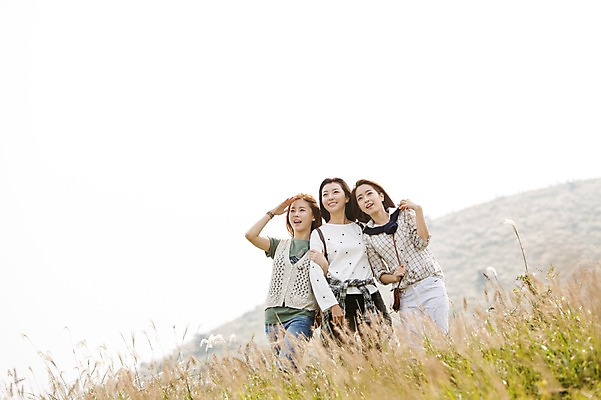 포토 JPG 주간 계절 여자 여유 여행 한국 서기 미소 사람 손짓 상반신 20대 성인 야외 앞모습 세명 친구 청춘 제주도 트래킹 한국인 자유 가을 상쾌 억새 오름 힐링 성인여자만 국내포토 자연요소 식물 감정 아시아 뷰포인트 컨셉 관계 모션 레저 표정 동양인 청년 여자만 성인만 파일형식