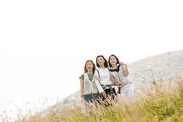 포토 JPG 주간 응시 계절 여자 여유 여행 한국 서기 미소 사람 상반신 20대 성인 야외 앞모습 세명 친구 청춘 제주도 트래킹 한국인 자유 가을 상쾌 억새 오름 힐링 성인여자만 국내포토 자연요소 식물 시선 감정 아시아 뷰포인트 컨셉 관계 모션 레저 표정 동양인 청년 여자만 성인만 파일형식