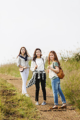 포토 JPG 주간 전신 응시 계절 여자 여유 여행 한국 서기 미소 사람 20대 성인 야외 앞모습 옆모습 세명 친구 청춘 제주도 트래킹 한국인 자유 가을 상쾌 오름 힐링 성인여자만 국내포토 자연요소 시선 감정 아시아 뷰포인트 컨셉 관계 모션 레저 표정 동양인 청년 여자만 성인만 파일형식