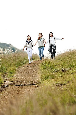 포토 JPG 주간 전신 계절 여자 여유 여행 한국 미소 사람 손짓 20대 성인 야외 앞모습 세명 친구 청춘 제주도 손들기 걷기 손잡기 트래킹 한국인 자유 가을 상쾌 오름 힐링 성인여자만 국내포토 자연요소 감정 아시아 뷰포인트 컨셉 관계 모션 레저 표정 동양인 청년 여자만 성인만 파일형식
