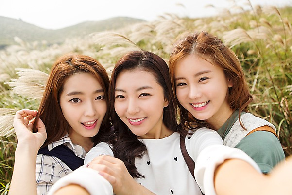 포토 JPG 주간 계절 여자 여유 여행 한국 서기 미소 들기 사람 상반신 20대 성인 야외 앞모습 세명 친구 청춘 제주도 트래킹 한국인 자유 가을 셀프카메라 상쾌 억새 오름 힐링 성인여자만 국내포토 자연요소 식물 감정 아시아 뷰포인트 컨셉 관계 모션 레저 표정 동양인 청년 사진촬영 여자만 성인만 파일형식