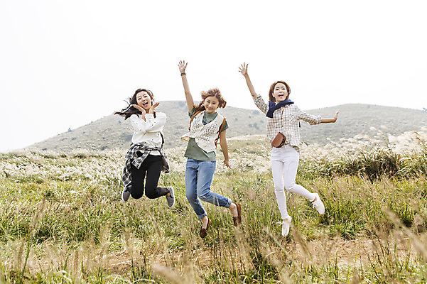 포토 JPG 주간 전신 계절 여자 여유 여행 한국 미소 사람 손짓 20대 성인 야외 앞모습 세명 친구 청춘 제주도 점프 트래킹 한국인 자유 가을 상쾌 억새 오름 힐링 손뻗기 꽃받침 성인여자만 국내포토 자연요소 식물 감정 아시아 뷰포인트 컨셉 관계 모션 레저 표정 동양인 청년 여자만 성인만 파일형식
