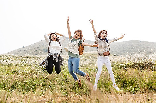 포토 JPG 주간 전신 계절 여자 여유 여행 한국 사람 손짓 20대 성인 야외 앞모습 세명 친구 청춘 제주도 점프 트래킹 한국인 자유 가을 상쾌 억새 오름 힐링 손뻗기 성인여자만 국내포토 자연요소 식물 감정 아시아 뷰포인트 컨셉 관계 모션 레저 동양인 청년 여자만 성인만 파일형식