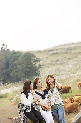 포토 JPG 주간 계절 여자 여유 여행 휴식 한국 서기 미소 사람 상반신 20대 성인 야외 앞모습 세명 친구 청춘 제주도 트래킹 한국인 자유 가을 돌_바위 바위 소 상쾌 오름 힐링 성인여자만 국내포토 자연요소 감정 아시아 뷰포인트 컨셉 포유류 관계 모션 레저 표정 동양인 청년 여자만 성인만 파일형식