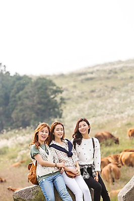 포토 JPG 주간 계절 여자 여유 여행 휴식 한국 미소 사람 앉기 상반신 20대 성인 야외 앞모습 세명 친구 청춘 제주도 트래킹 한국인 자유 가을 돌_바위 바위 소 상쾌 오름 힐링 성인여자만 국내포토 자연요소 감정 아시아 뷰포인트 컨셉 포유류 관계 모션 레저 표정 동양인 청년 여자만 성인만 파일형식