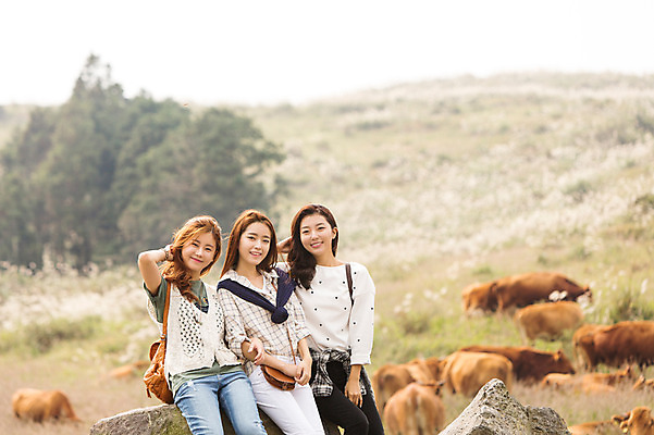 포토 JPG 주간 계절 여자 여유 여행 휴식 한국 서기 미소 사람 상반신 20대 성인 야외 앞모습 세명 친구 청춘 제주도 트래킹 한국인 자유 가을 돌_바위 바위 소 상쾌 오름 힐링 성인여자만 국내포토 자연요소 감정 아시아 뷰포인트 컨셉 포유류 관계 모션 레저 표정 동양인 청년 여자만 성인만 파일형식