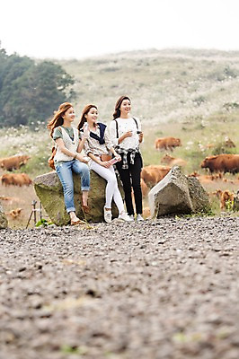 포토 JPG 주간 전신 계절 여자 여유 여행 한국 서기 미소 사람 앉기 20대 성인 야외 앞모습 세명 친구 청춘 제주도 트래킹 한국인 자유 가을 돌_바위 바위 소 상쾌 오름 힐링 성인여자만 국내포토 자연요소 감정 아시아 뷰포인트 컨셉 포유류 관계 모션 레저 표정 동양인 청년 여자만 성인만 파일형식