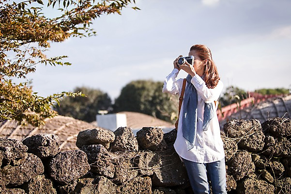 포토 JPG 주간 여자 여유 여행 휴식 한국 돌담 한명 서기 들기 사람 상반신 20대 성인 야외 앞모습 제주도 카메라 사진촬영 한국인 성읍민속촌 성인여자한명만 국내포토 자연요소 1 감정 아시아 뷰포인트 컨셉 모션 동양인 청년 전자제품 담장 촬영 돌_바위 민속촌 여자한명만 성인여자만 파일형식