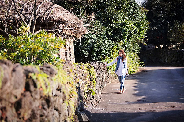 포토 JPG 주간 전신 나무 여자 여유 여행 휴식 주택 한국 돌담 한명 사람 20대 성인 야외 앞모습 제주도 걷기 한국인 성읍민속촌 성인여자한명만 국내포토 자연요소 식물 1 감정 아시아 뷰포인트 컨셉 모션 동양인 청년 건물 담장 돌_바위 민속촌 여자한명만 성인여자만 파일형식