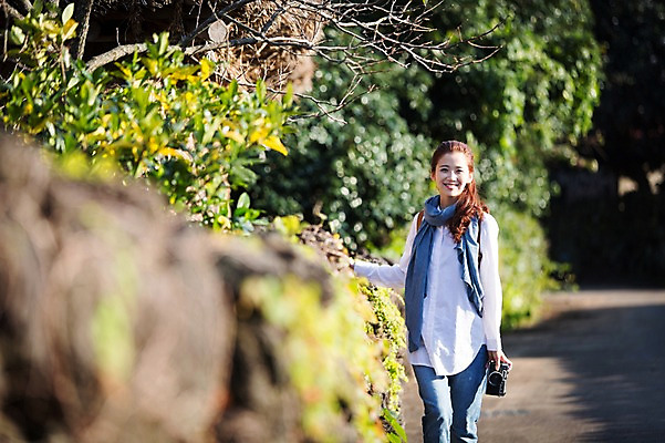 포토 JPG 주간 나무 여자 여유 여행 휴식 나뭇잎 한국 돌담 한명 미소 들기 사람 상반신 20대 성인 야외 앞모습 제주도 걷기 카메라 한국인 성읍민속촌 성인여자한명만 국내포토 자연요소 식물 1 감정 아시아 뷰포인트 컨셉 잎 모션 표정 동양인 청년 전자제품 담장 돌_바위 민속촌 여자한명만 성인여자만 파일형식