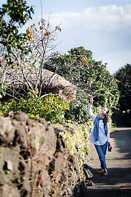 포토 JPG 주간 전신 여자 여유 여행 휴식 나뭇잎 한국 돌담 한명 들기 사람 20대 성인 야외 앞모습 제주도 손들기 걷기 카메라 만지기 한국인 성읍민속촌 성인여자한명만 국내포토 자연요소 1 감정 아시아 뷰포인트 컨셉 잎 모션 동양인 청년 전자제품 담장 돌_바위 민속촌 여자한명만 성인여자만 파일형식