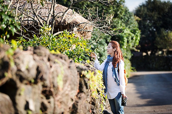 포토 JPG 주간 나무 여자 여유 여행 휴식 나뭇잎 한국 돌담 한명 서기 사람 상반신 20대 성인 야외 옆모습 제주도 만지기 한국인 성읍민속촌 성인여자한명만 국내포토 자연요소 식물 1 감정 아시아 뷰포인트 컨셉 잎 모션 동양인 청년 담장 돌_바위 민속촌 여자한명만 성인여자만 파일형식