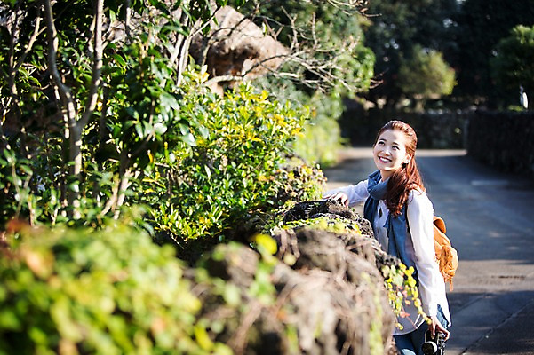 포토 JPG 주간 나무 여자 여유 여행 휴식 한국 돌담 한명 서기 미소 사람 상반신 20대 성인 야외 옆모습 제주도 한국인 성읍민속촌 성인여자한명만 국내포토 자연요소 식물 1 감정 아시아 뷰포인트 컨셉 모션 표정 동양인 청년 담장 돌_바위 민속촌 여자한명만 성인여자만 파일형식