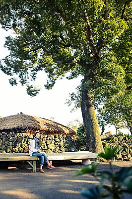 포토 JPG 주간 전신 나무 여자 여유 여행 휴식 한국 돌담 한명 사람 앉기 20대 성인 야외 앞모습 제주도 한국인 성읍민속촌 성인여자한명만 국내포토 자연요소 식물 1 감정 아시아 뷰포인트 컨셉 모션 동양인 청년 담장 돌_바위 민속촌 여자한명만 성인여자만 파일형식