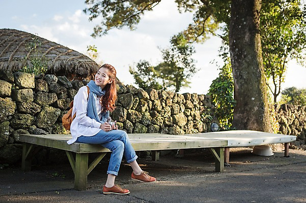 포토 JPG 주간 전신 나무 여자 여유 여행 벤치 휴식 한국 돌담 한명 사람 앉기 20대 성인 야외 앞모습 제주도 한국인 성읍민속촌 안식처 성인여자한명만 국내포토 자연요소 식물 1 감정 아시아 뷰포인트 컨셉 의자 모션 동양인 청년 담장 돌_바위 민속촌 여자한명만 성인여자만 파일형식
