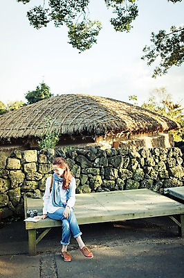 포토 JPG 주간 전신 여자 여유 여행 고건축 벤치 휴식 한국 돌담 한명 사람 앉기 20대 성인 야외 앞모습 제주도 한국인 성읍민속촌 성인여자한명만 국내포토 자연요소 1 건축물 감정 아시아 뷰포인트 컨셉 의자 모션 동양인 청년 담장 돌_바위 민속촌 여자한명만 성인여자만 파일형식