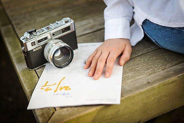 포토 JPG 주간 손 여자 여유 여행 휴식 한국 한명 사람 앉기 20대 성인 야외 책 제주도 카메라 한국인 성읍민속촌 성인여자한명만 국내포토 자연요소 1 감정 아시아 컨셉 모션 동양인 청년 신체부위 전자제품 민속촌 여자한명만 성인여자만 파일형식